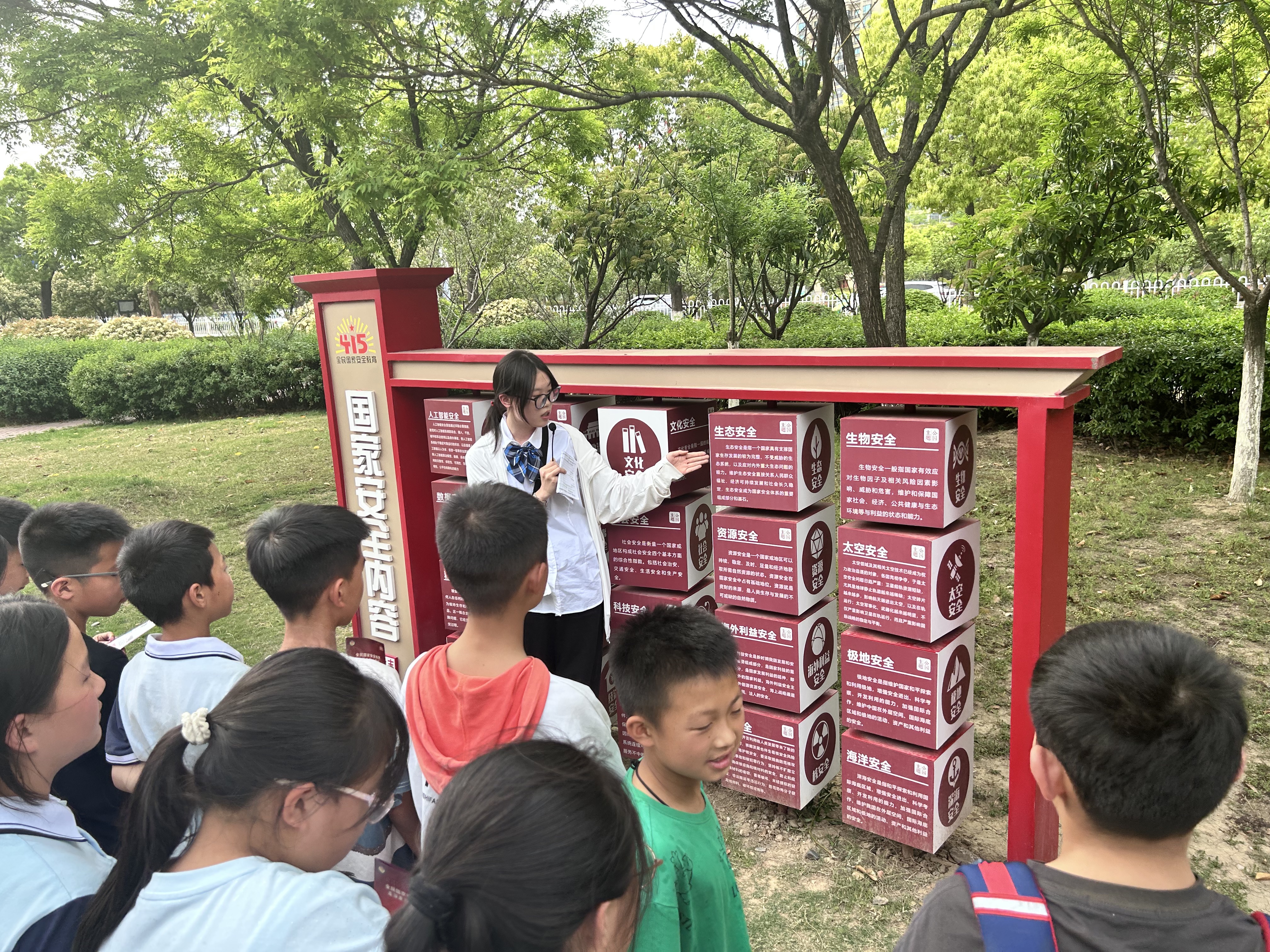 大学生讲解.jpg 大学生讲解.jpg